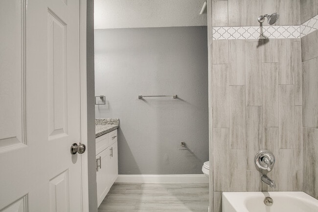 Building Photo - 907 Avenue E