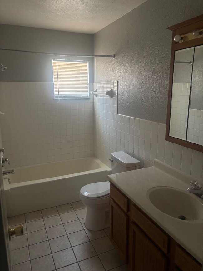 Building Photo - Charming 2-Bedroom Property in Prime Location