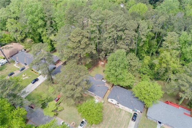 Building Photo - 1858 Longdale Dr