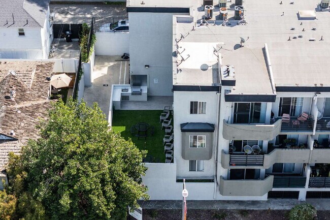 Building Photo - Smartly Designed 2-Bedroom Apartment in Prime Studio City Location