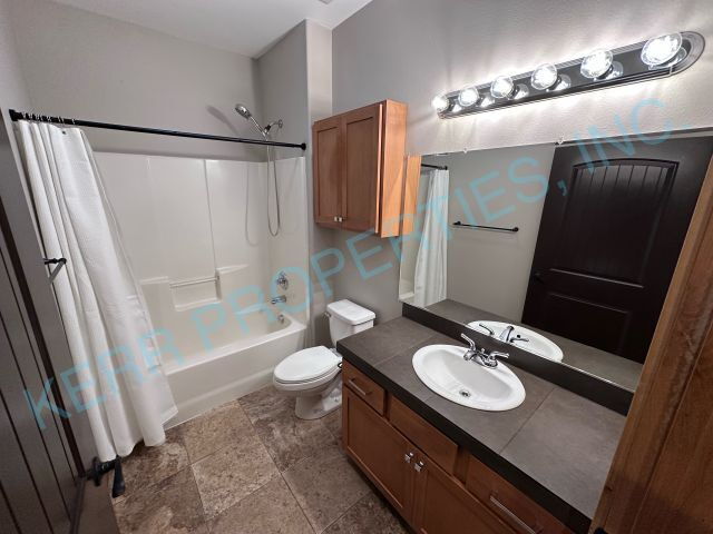 Building Photo - Discover Comfort and Space in A Charming 3-Bed, 2-Bath Retreat in Troutdale!