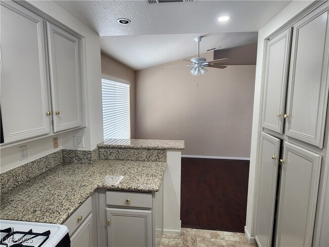 Building Photo - 5201 S Torrey Pines Dr