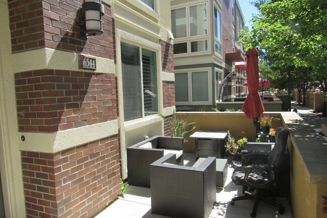 Building Photo - Gorgeous 4 Bed, 3.5 Bath End Unit Townhome in Perfect Dublin Location