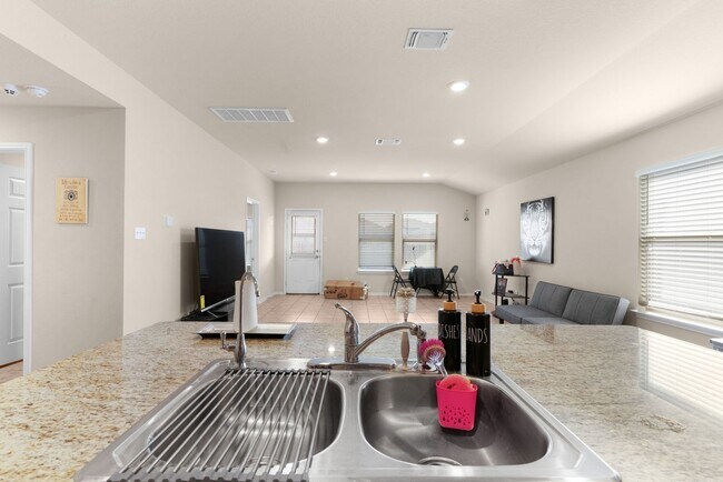 Building Photo - 4-bedroom 2-bathroom house!  Close to Fort Hood!