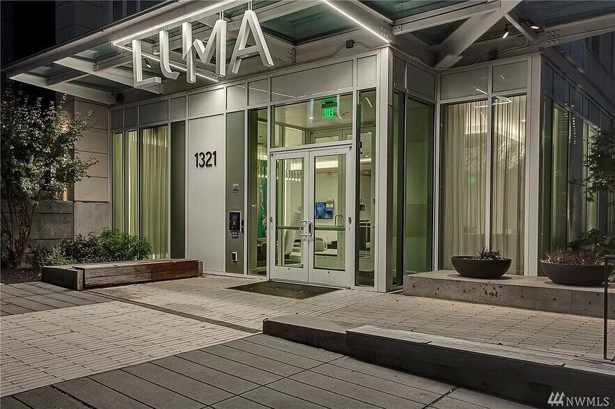 Building Photo - 1321 Seneca St