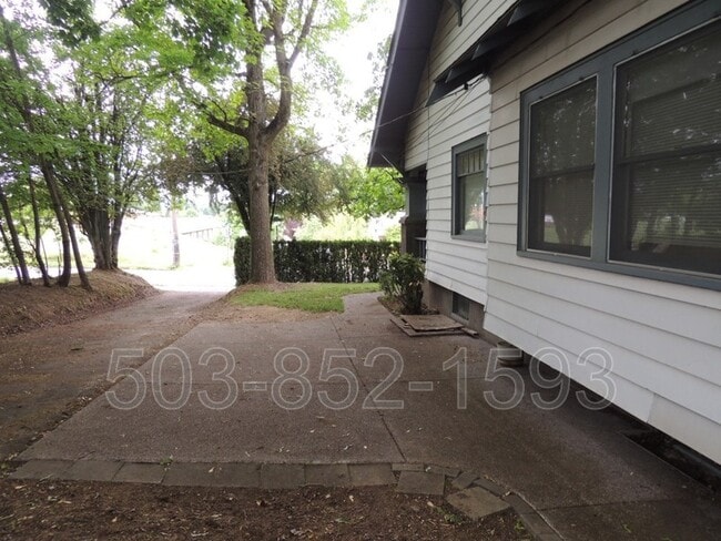 Building Photo - 122 SE 60th Ave