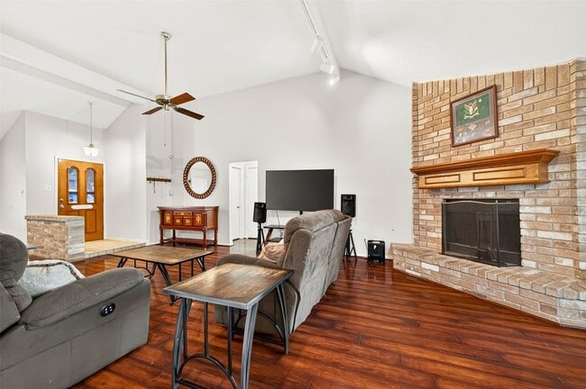 Building Photo - 15343 Meadow Village Dr