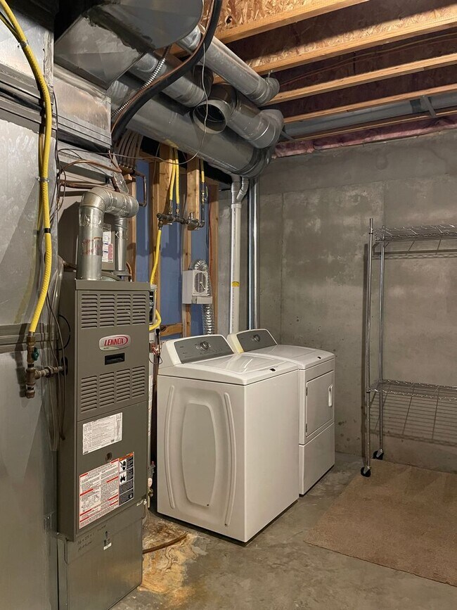 Building Photo - 3545 Big Ben Dr