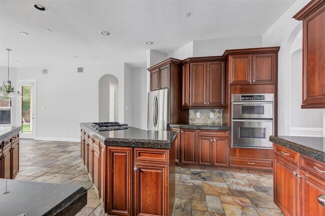 Building Photo - 14115 Norhill Pointe Dr