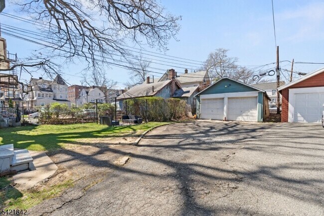 Building Photo - 137 S Burnet St