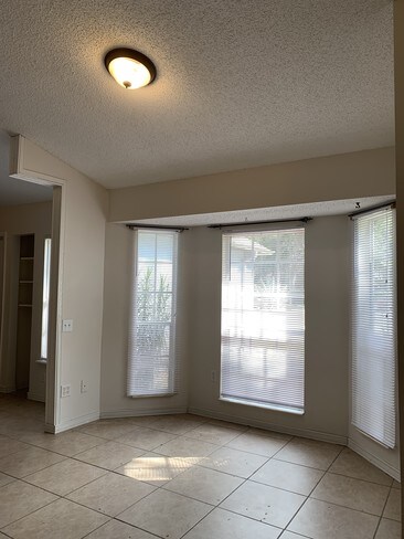 Building Photo - 1077 Shady Hollow Dr