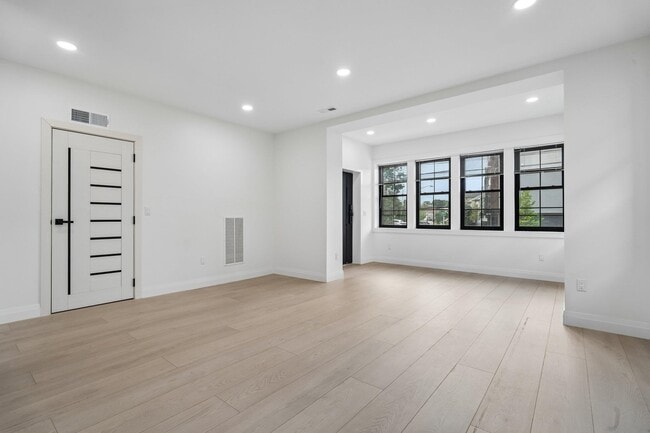 Building Photo - 423 Aurora Ave