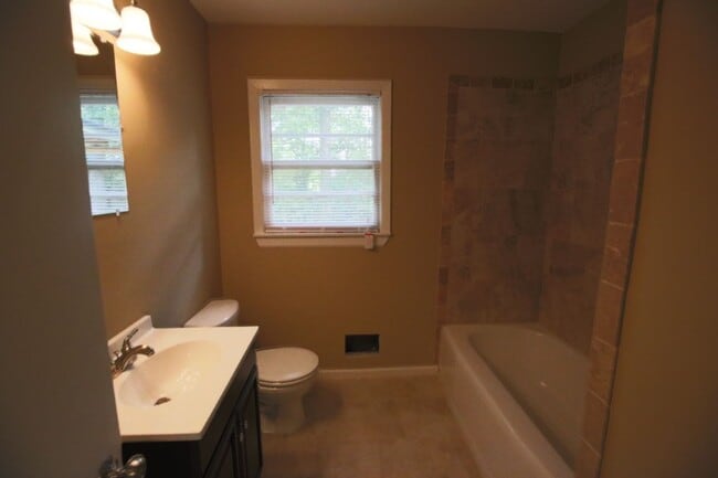 Building Photo - Stylish, Spacious & Updated – Don’t Miss T...