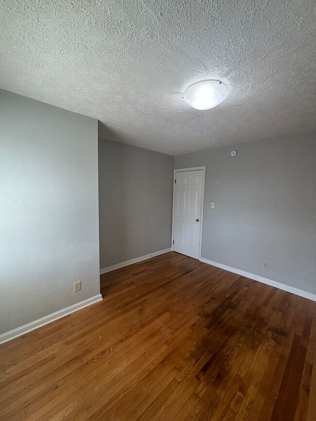 Building Photo - Updated 3bd/2bth home with Remodeled Maste...