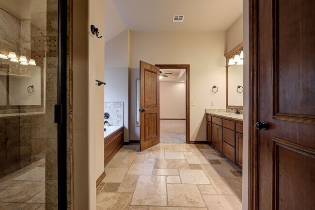 Building Photo - Beautiful & Large 4 Bed 2 Bath Home in Edmond!