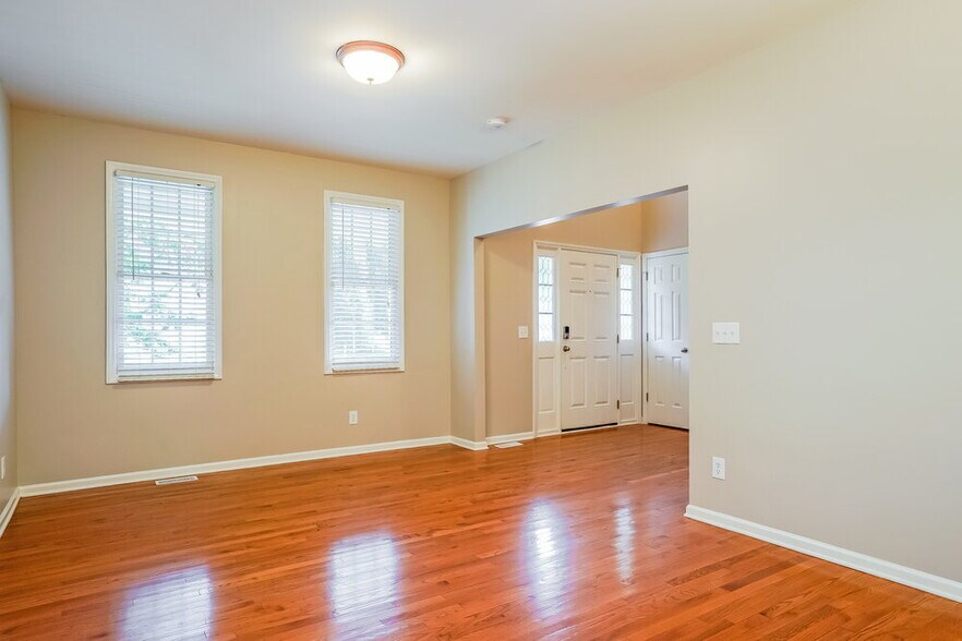 Building Photo - 2421 Barton Oaks Dr