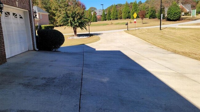 Building Photo - 2750 Wellington Way SE