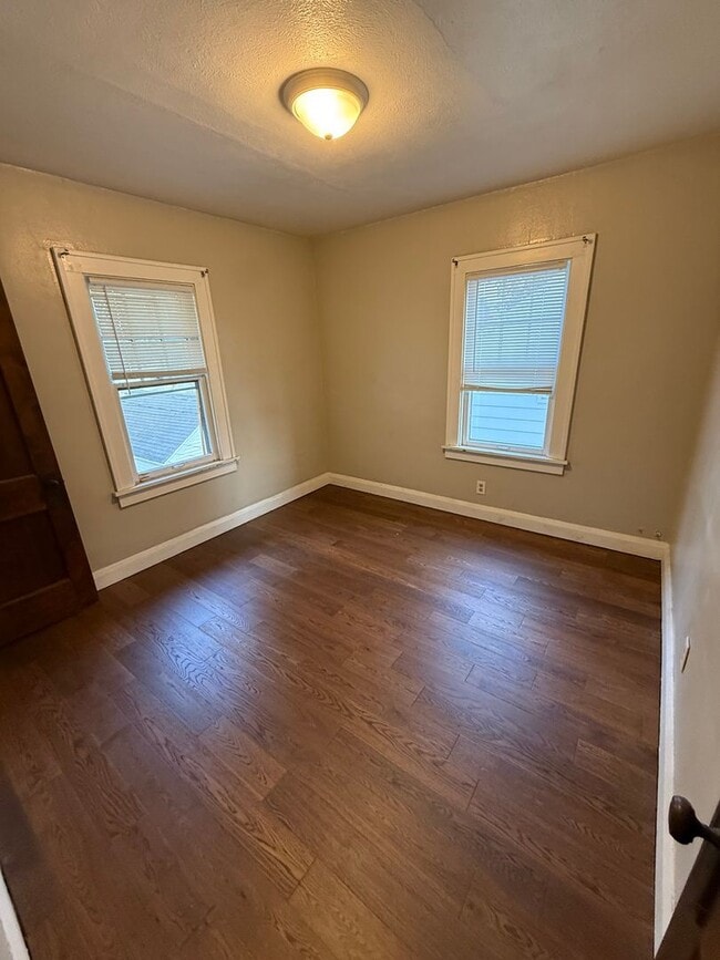 Building Photo - 3 bedroom 1.5 bath