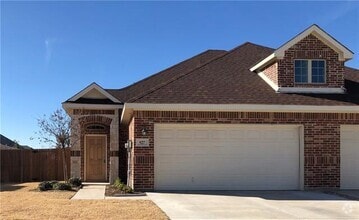 Building Photo - 927 Skyview Dr