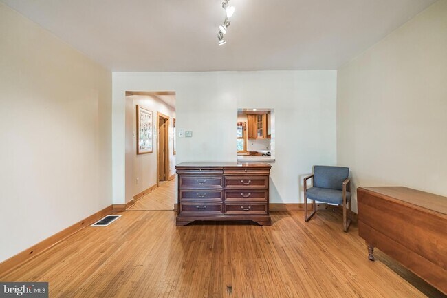 Building Photo - 800-2-802 E Cathedral Rd