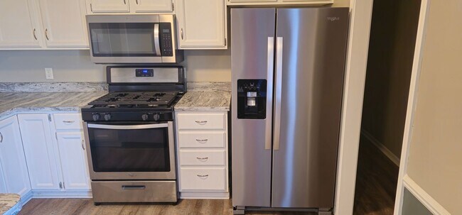 Building Photo - 823 Laurel Hill Pl