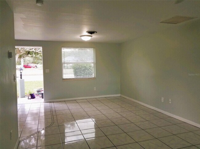 Building Photo - 1600 Cardinal Ln