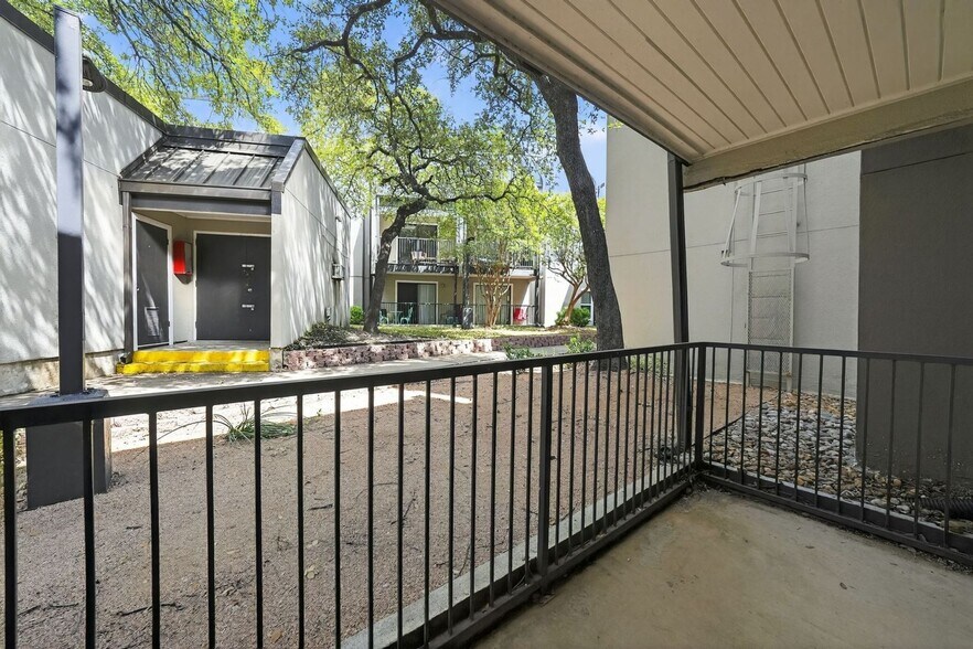 Building Photo - 935 La Posada Dr