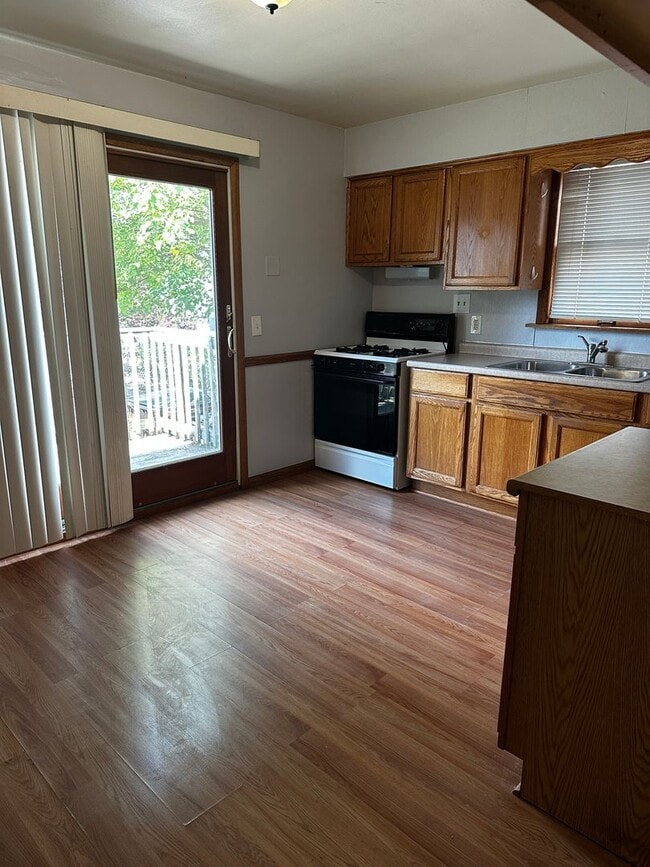 Building Photo - 3 bedroom 1.5 Bath Single family home in P...