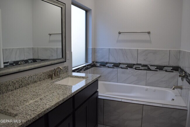 Building Photo - 1103 Nickel Hl Ave