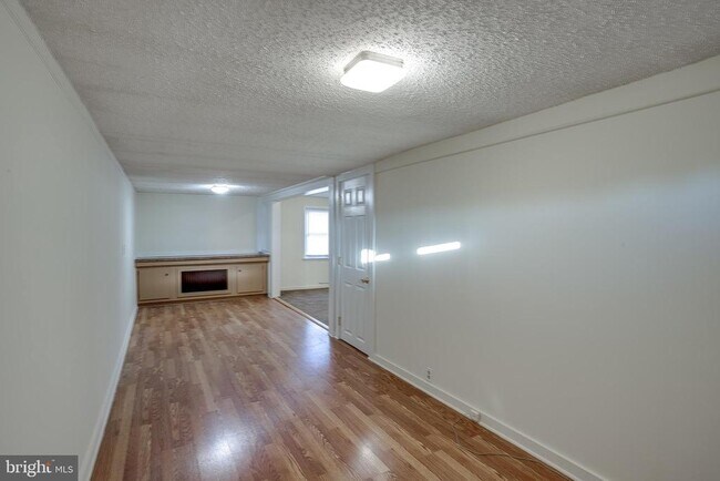Building Photo - 7 Dresser Ave