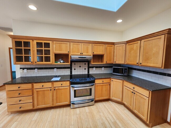 Building Photo - 3 bed 2.5 bath home on Bell Hill with grea...