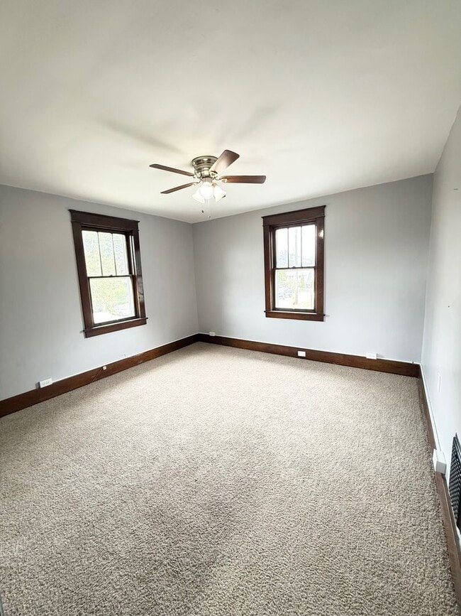 Building Photo - Updated 3 Bedroom 1 Bathroom in North Vers...