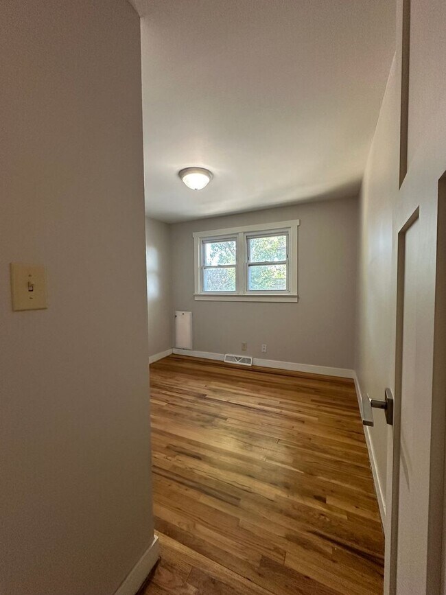 Building Photo - Charming 3-Bedroom Oasis with Expansive Yard and Driveway!