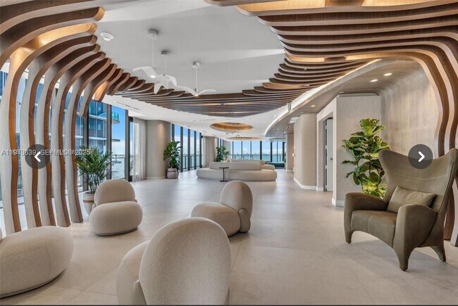 Building Photo - 700 NE 24th St