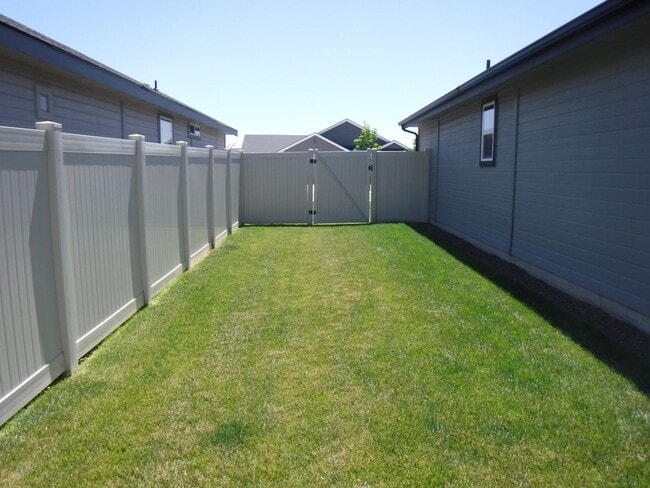 Building Photo - Bright and spacious 3 bed, 2 bath home jus...