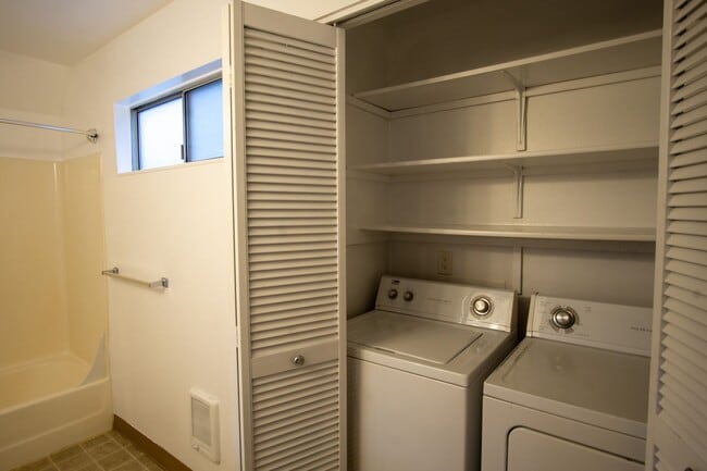 Building Photo - Spacious Lake Oswego 2Bdr w/Fireplace, Dishwasher, W/D, & Balcony!