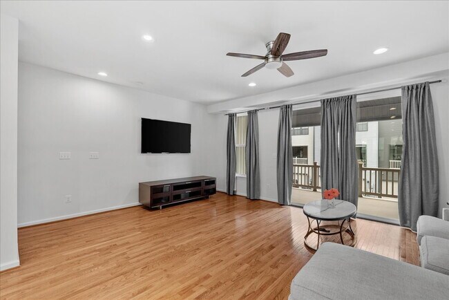 Building Photo - Stunning Luxury Townhome for Rent in Westmoore!