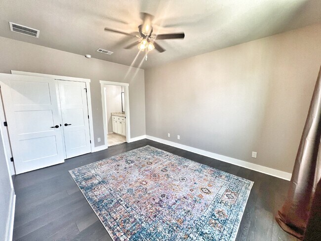 Building Photo - Gorgeous Custom-Built Home in Gated Commun...