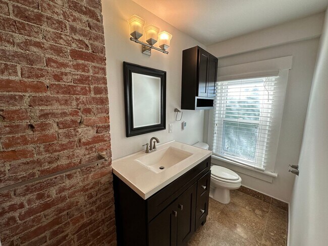 Building Photo - Hunter Ave 1045-1047 GW2