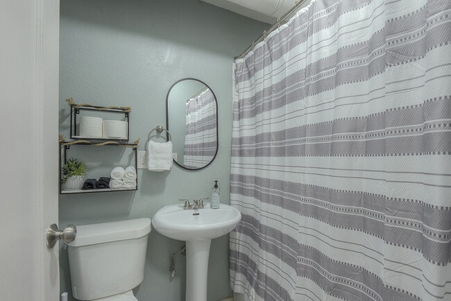 Building Photo - 722 W 37th St