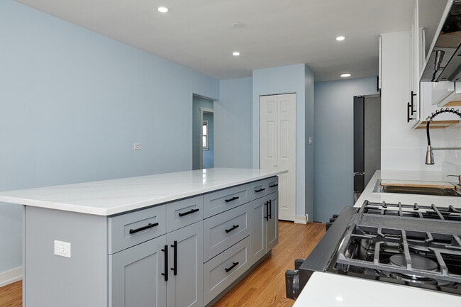 Building Photo - 8544 W Roseview Dr