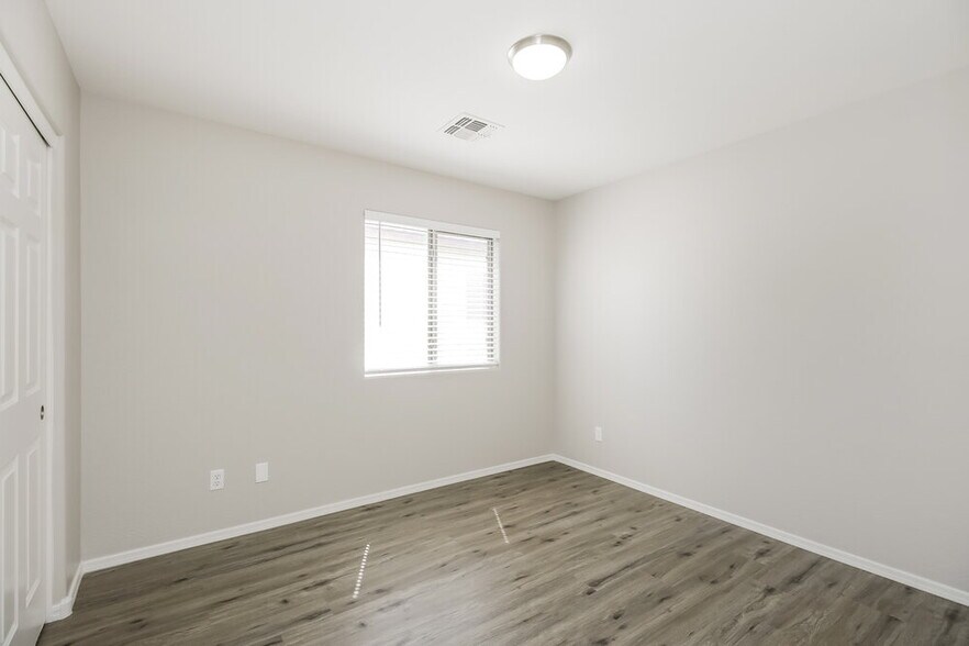 Building Photo - 2552 E Meadow Lark Way