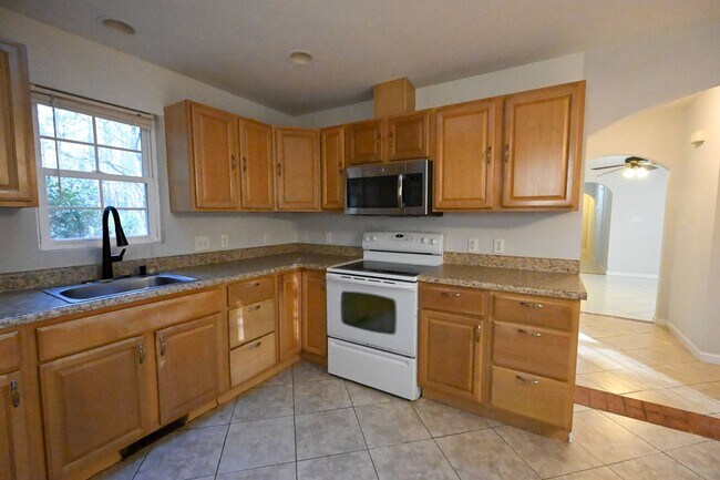 Building Photo - Stunning 3BR / 3BA Home on 2.48 Acres – Hillsborough, NC