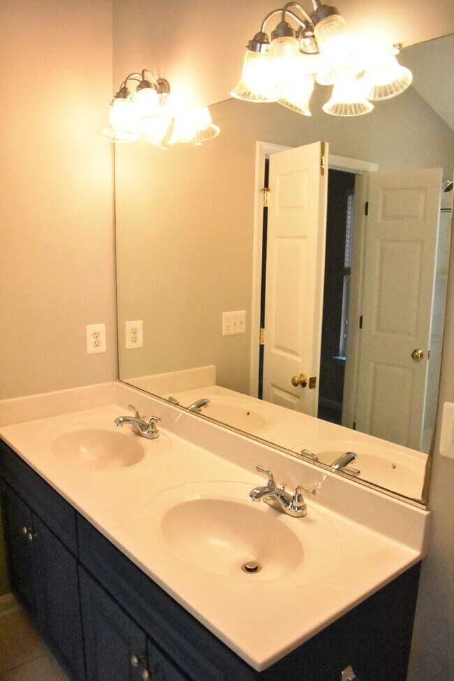 Building Photo - North Stafford End Unit Townhome !!