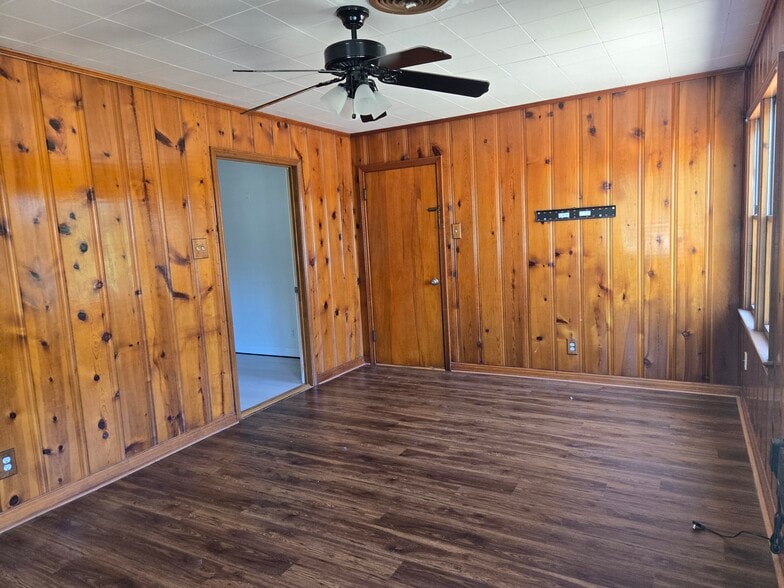 Den or 4th bedroom with back entrance and garage entrance - 2863 Colorado Ave
