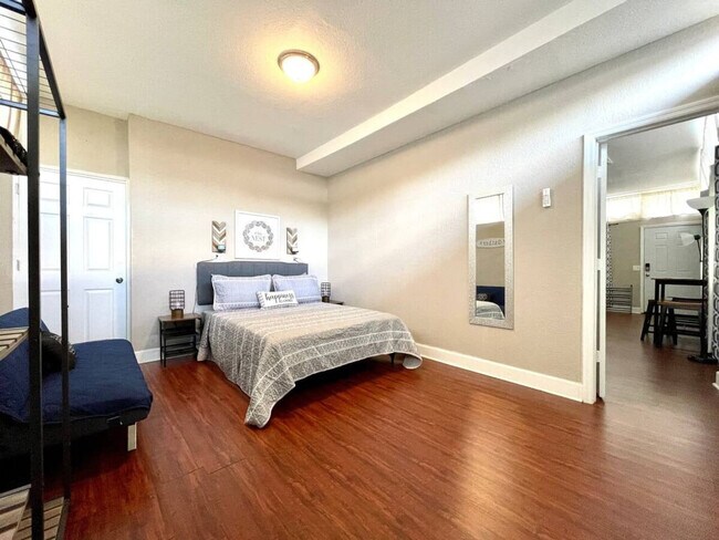 Building Photo - 1324 Catalpa Ln