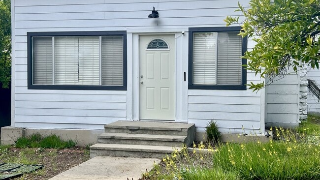 Building Photo - 3657 Roselawn Ave