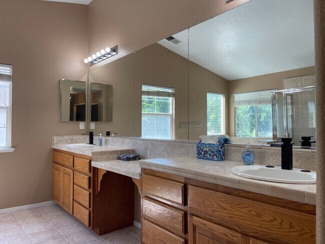Building Photo - Fresh and Modern 4-Bedroom Home