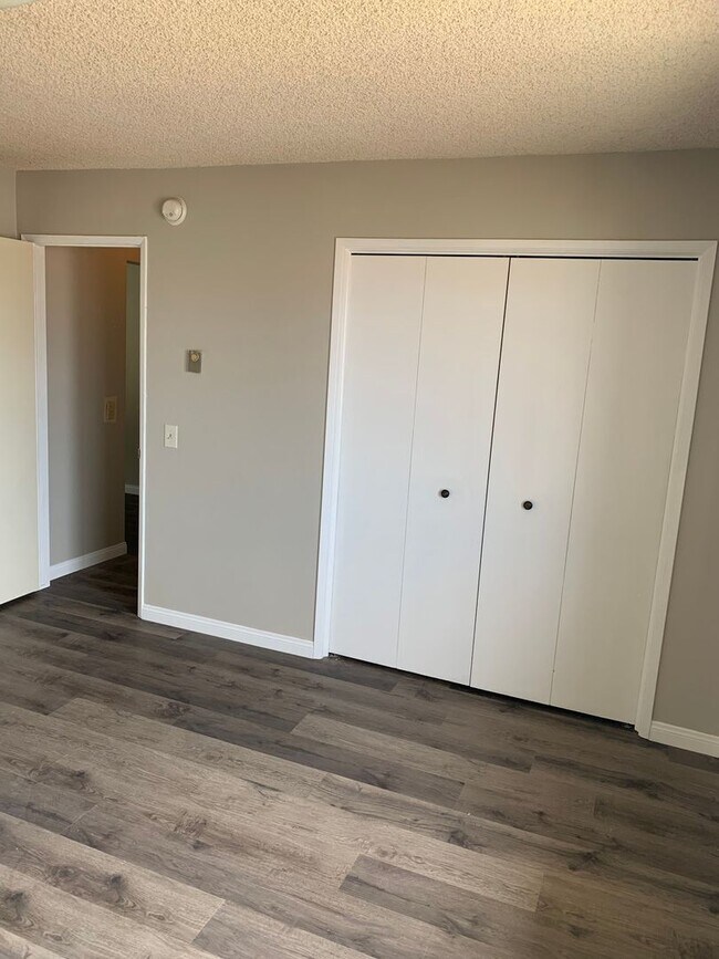 Building Photo - Spacious 1 Bedroom 1 Bath Upstairs Apartment