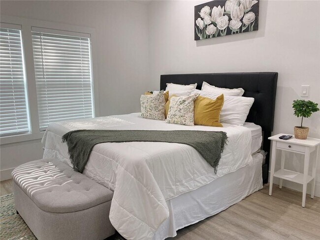 Building Photo - 987 Fair St SW